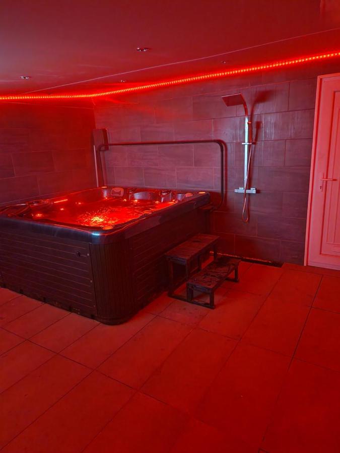 Short Stopzzz & Indoor Hot Tub Манчестер Экстерьер фото
