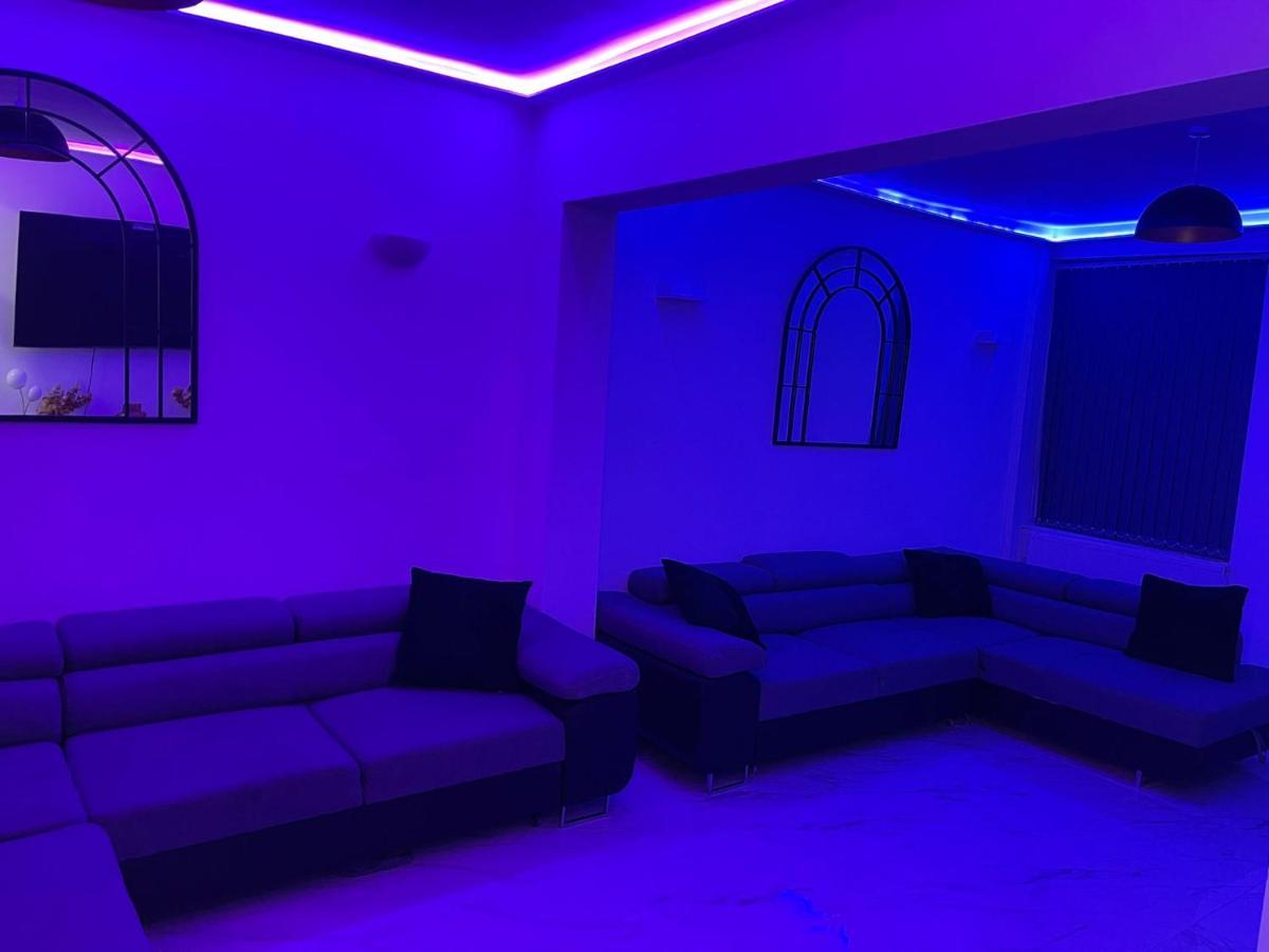 Short Stopzzz & Indoor Hot Tub Манчестер Экстерьер фото