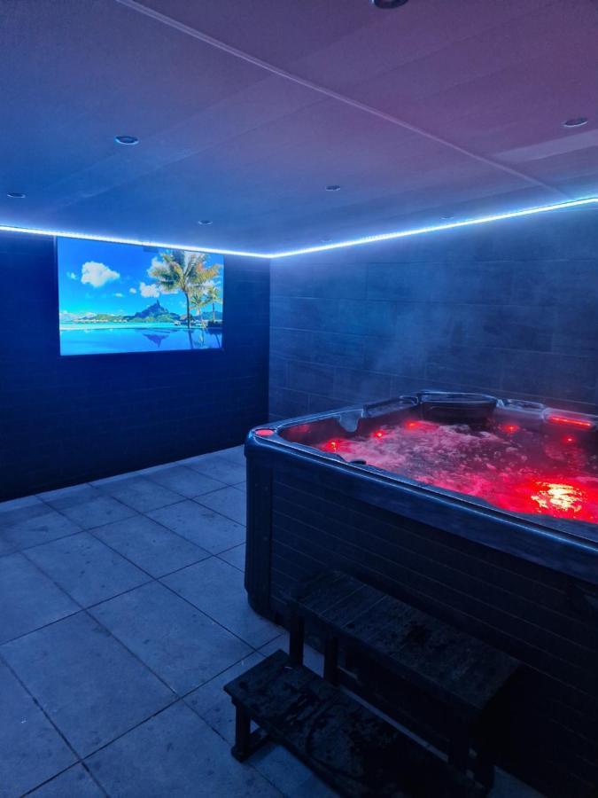 Short Stopzzz & Indoor Hot Tub Манчестер Экстерьер фото